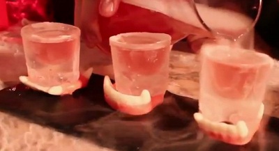 Cocktail fumant pour Halloween : le shooter à la glace carbonique, vodka et saveur fraises tagada